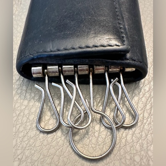 GUCCI Black Signature Leather Key Holder (2564330959) - Picture 6 of 8